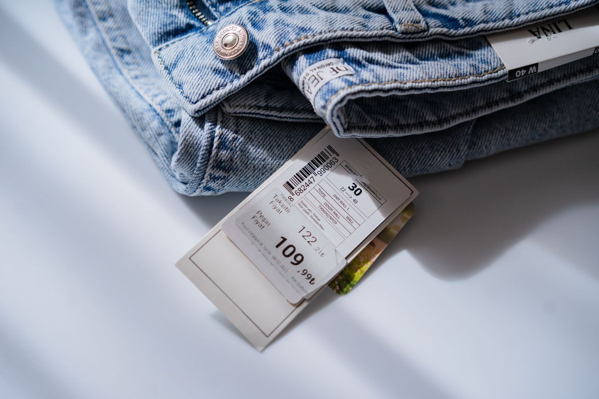 Comment reconnaître un vêtement de qualité en magasin