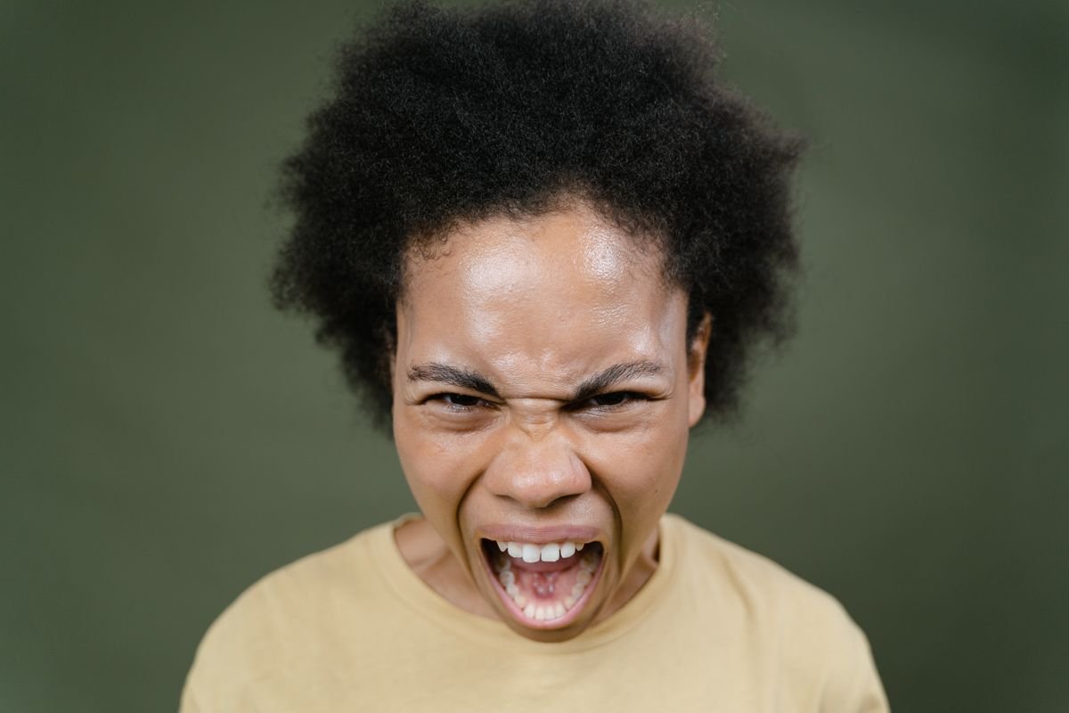 Crises de colère 2-3 ans : comment réagir sans crier