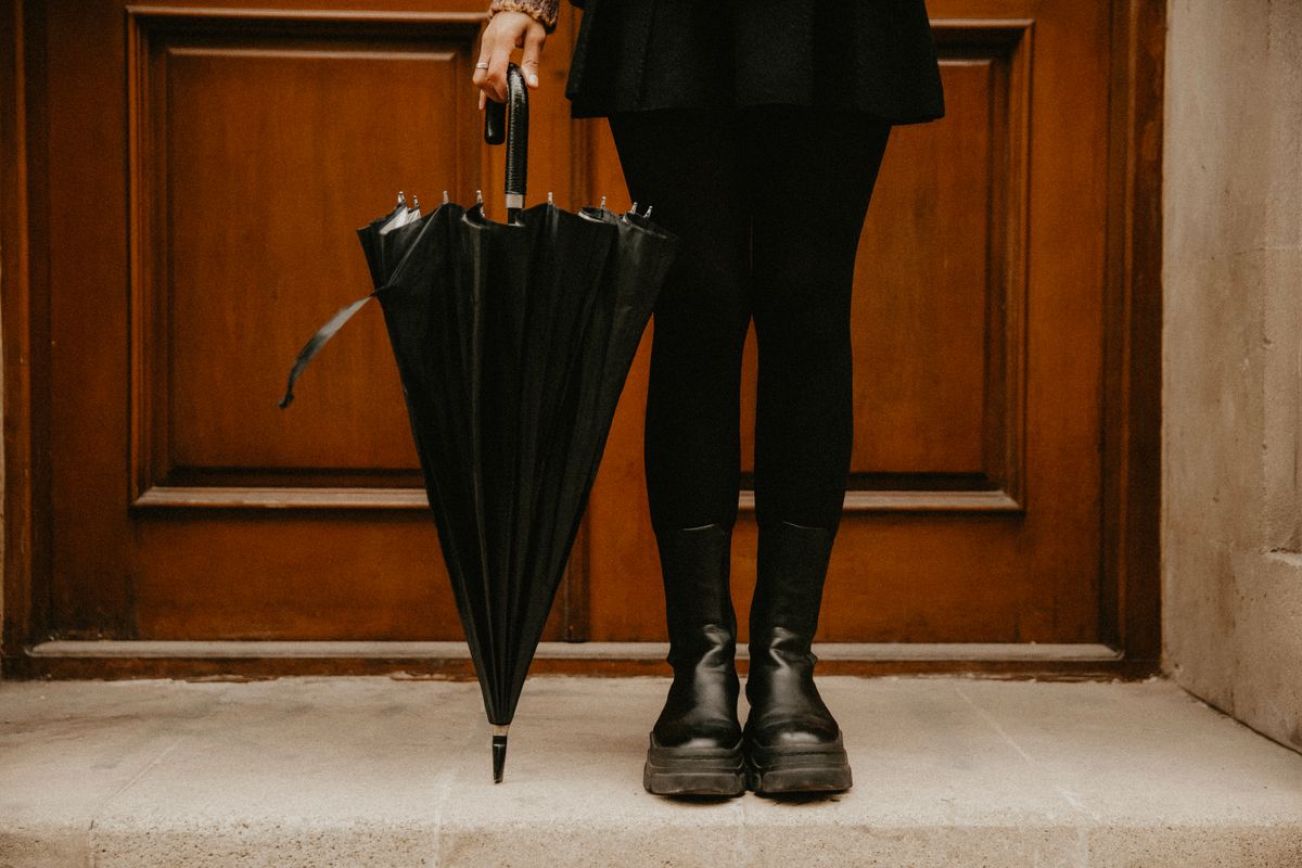 Comment porter le total look noir sans faire triste