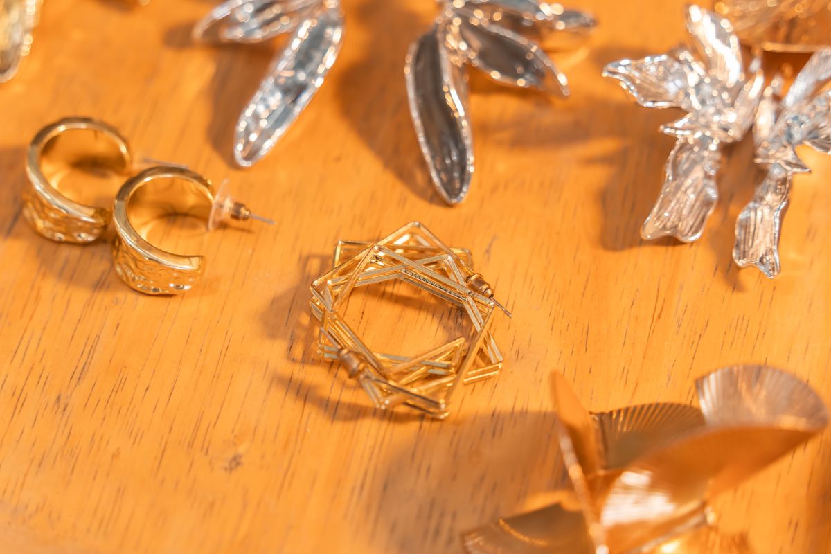 Bijoux dorés ou argentés : lesquels vous vont le mieux ?