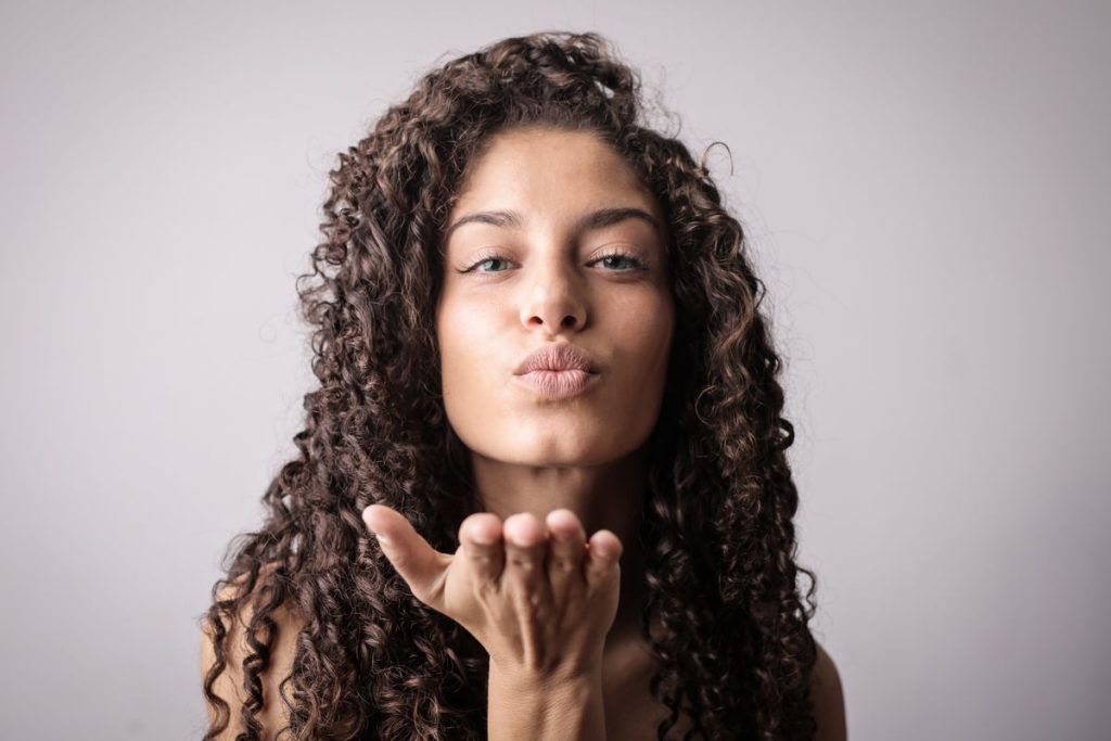 Méthode curly : le guide pour cheveux bouclés